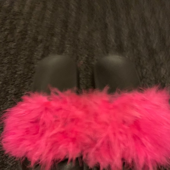 Fluffy pink slides - Picture 1 of 1